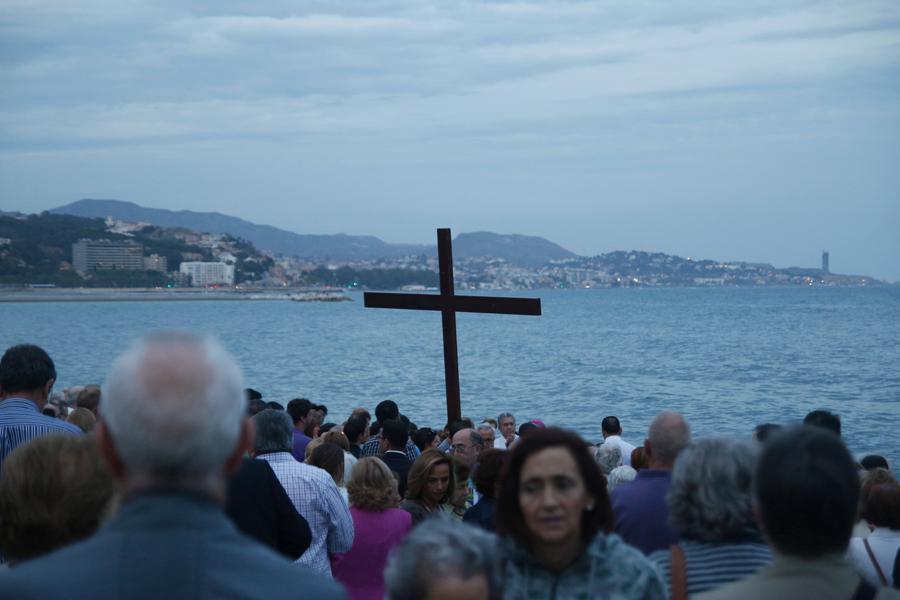 Un millar de malagueños ora por los emigrantes