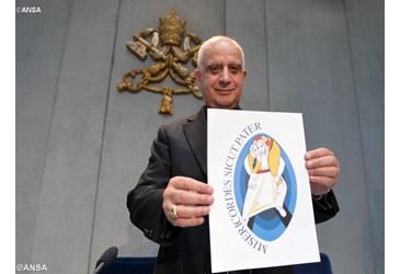 Mons. Fisichella presenta el logo en la Sala de Prensa del Vaticano
