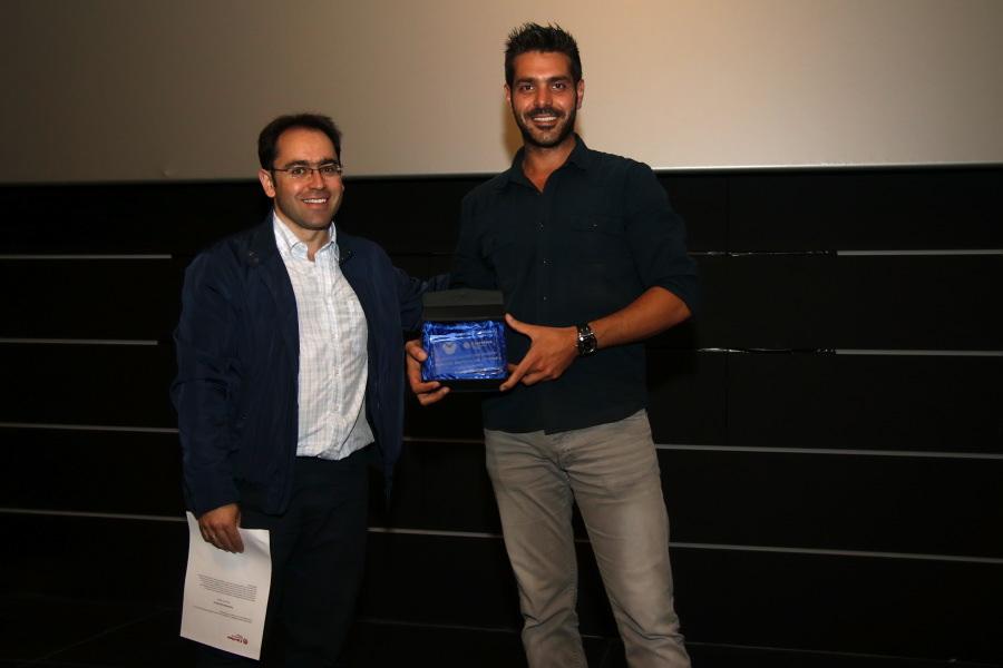 Francisco Javier Sánchez entrega la mención especial de Cáritas Diocesana a Antonio Aguilar, director de "Garbanzos con azúcar"