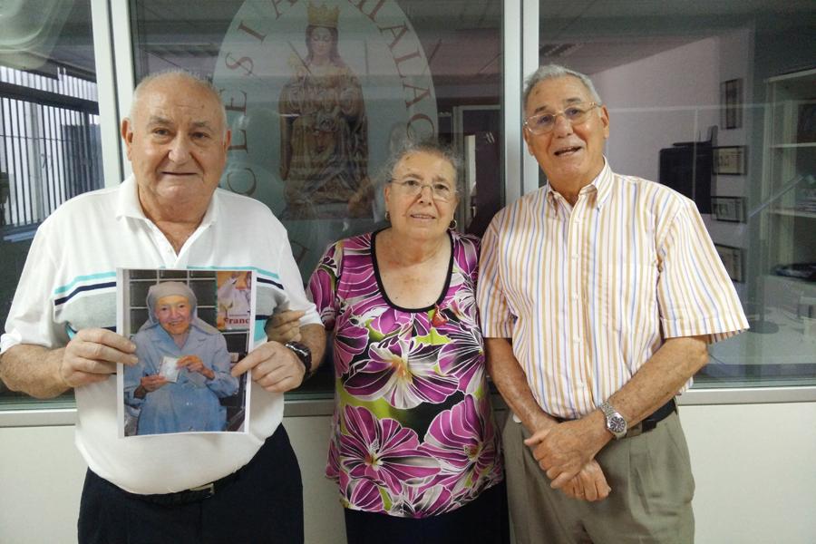 Sobrinos de Victoria de la Cruz con la foto de su tía