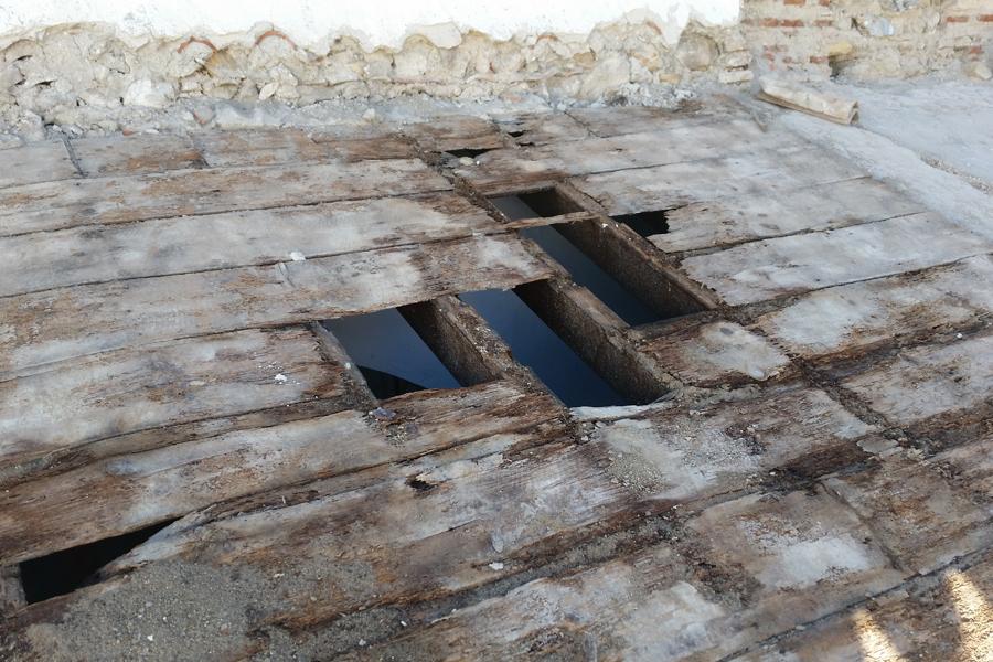 Las cubiertas de la parroquia de Canillas de Aceituno presentaban este aspecto ruinoso