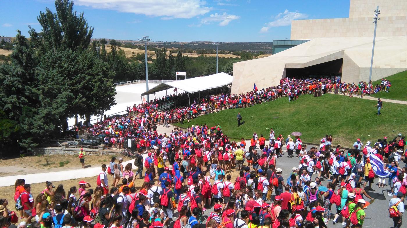 Jóvenes en la cola del alumerzo