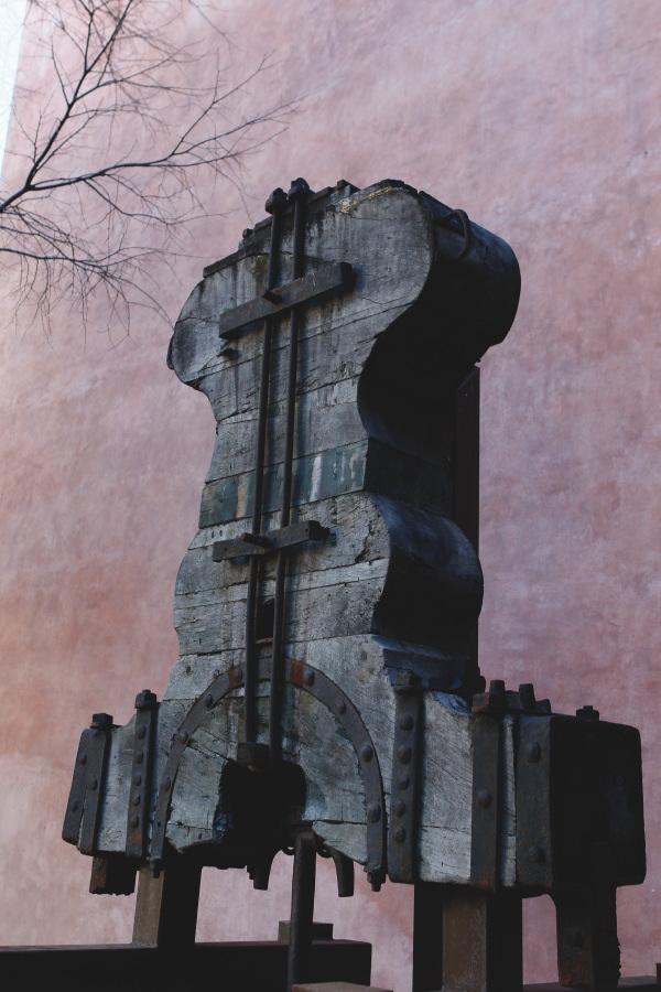 Yugo de una campana antigua en el patio de la Catedral
