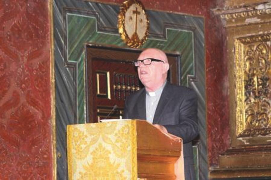 Pedro Villarejo pronunciando el pregón de la Coronación de la imagen de la Virgen del Carmen de San Cayetano en Córdoba