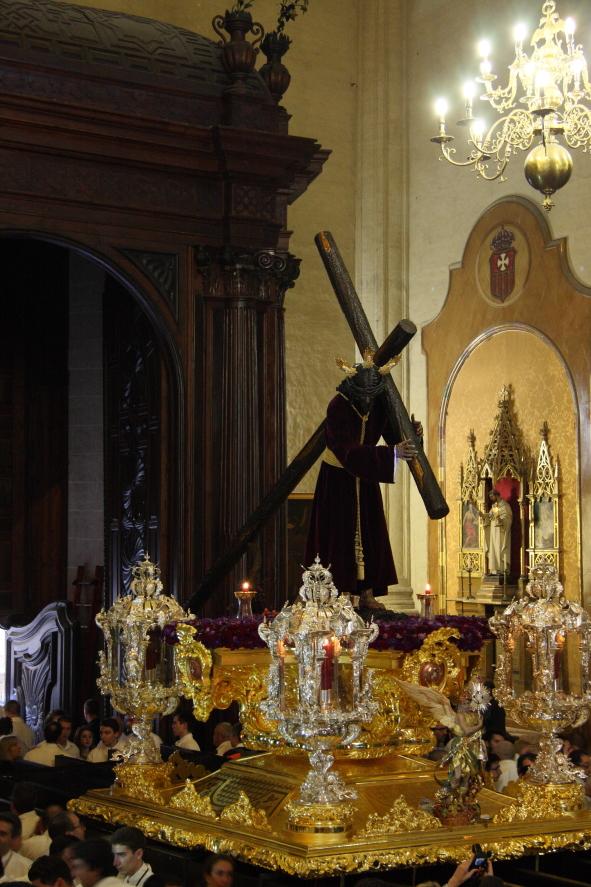 Entrada del Cristo de Viñeros a la Catedral. FOTO: M. ZAMORA