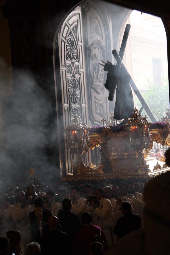 Entrada del Cristo de Viñeros a la Catedral. FOTO: M. ZAMORA