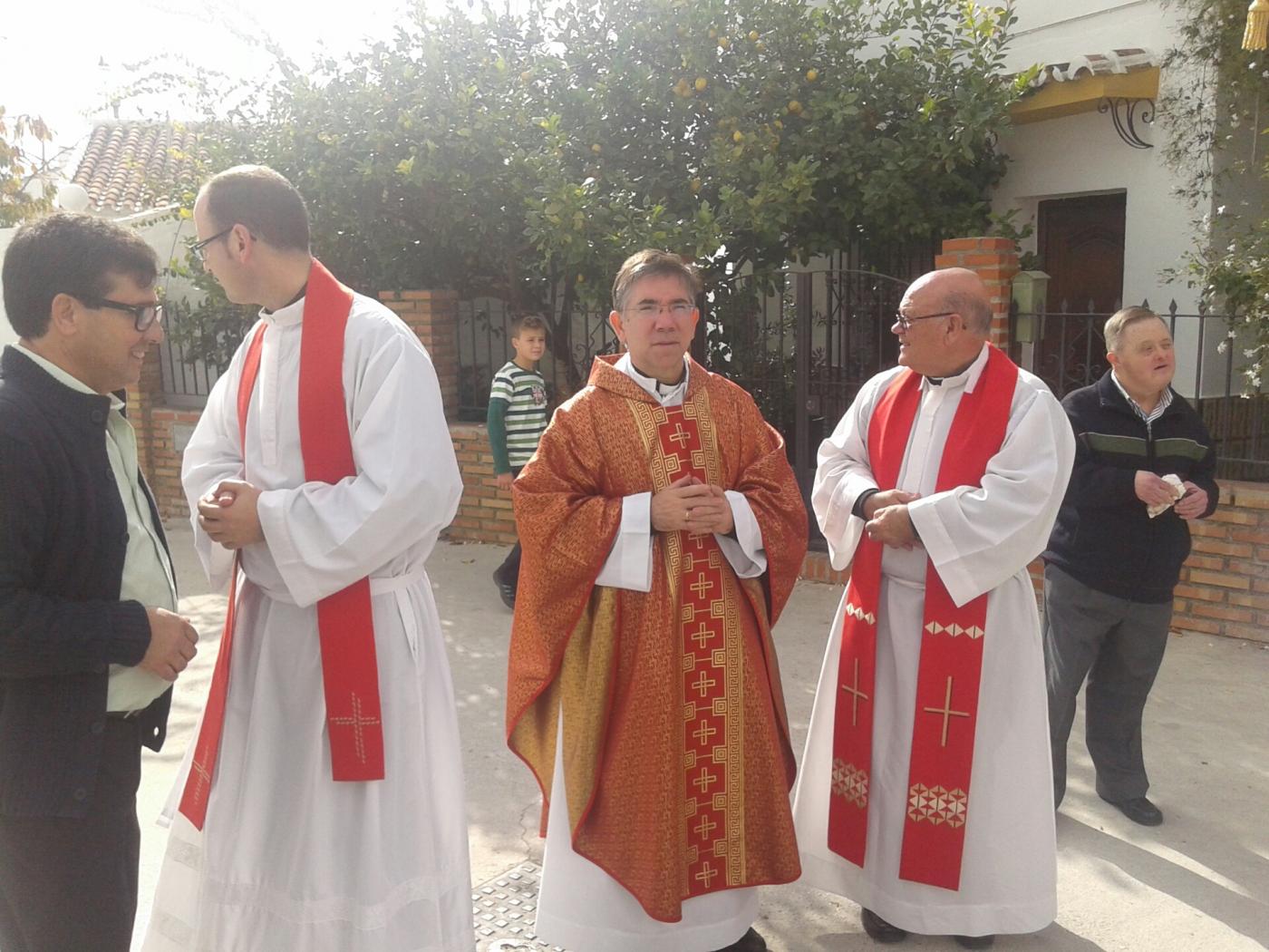 Los sacerdotes Antonio Eloy Madueño y Francisco González durante la procesión 