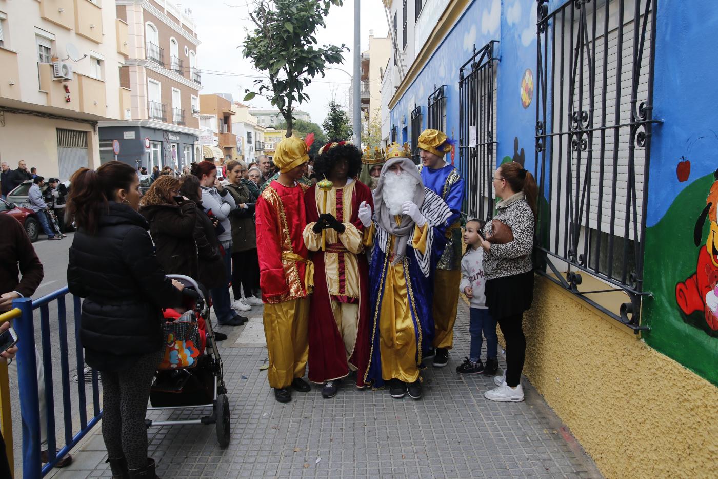 Los Reyes visitan a los niños de Virgen del Carmen