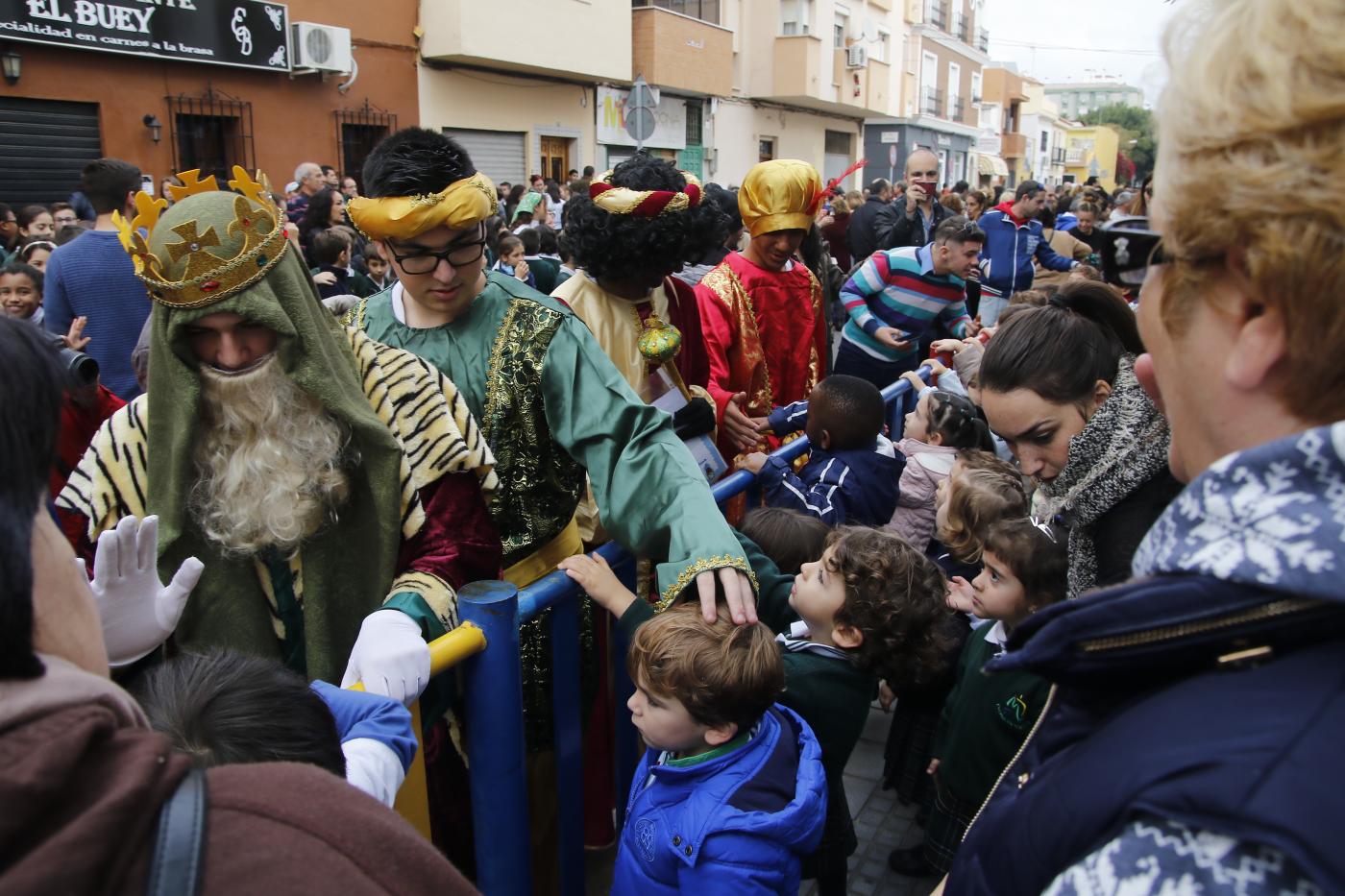 Los Reyes visitan a los niños de Virgen del Carmen