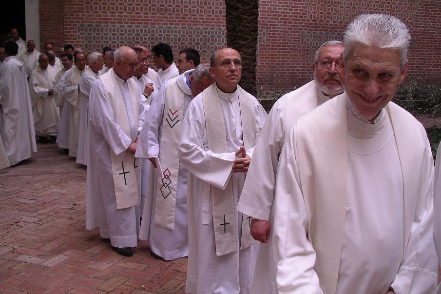 El sacerdote Juan Miguel González (primero de la derecha)