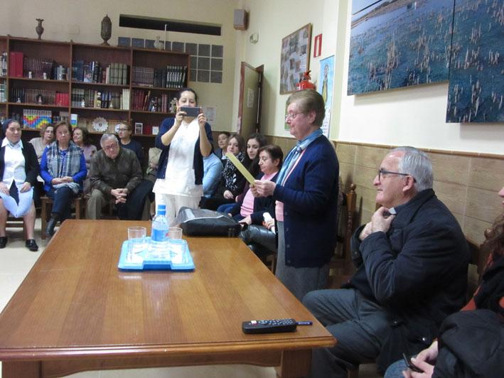 Sor Concepción anunciando su marcha a los miembros del hogar pozo dulce