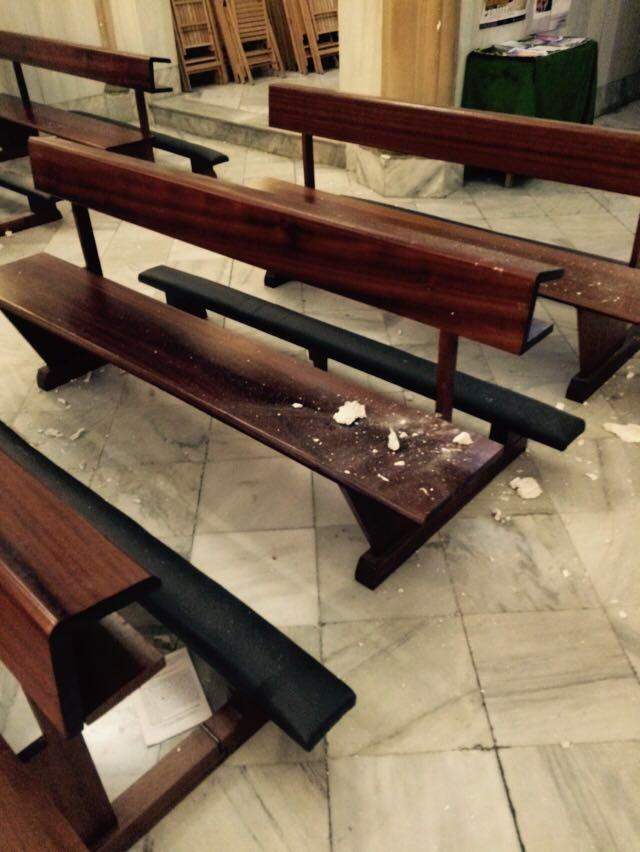 Cascotes sobre los bancos de la capilla castrense