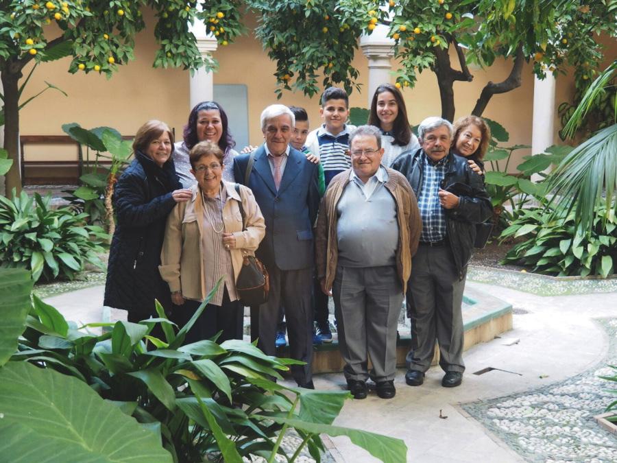 J. Antonio Soto (con traje), junto a su esposa, sus 3 hijos, hermanos y amigos, el día de la presentación de su tesina