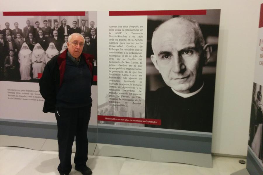 Antonio Guadamuro visitando la muestra sobre el cardenal Herrera Oria en Málaga