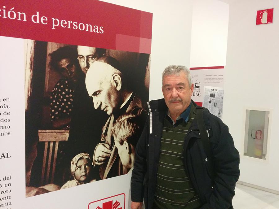 Eugenio Griñán ante uno de los paneles de la exposición