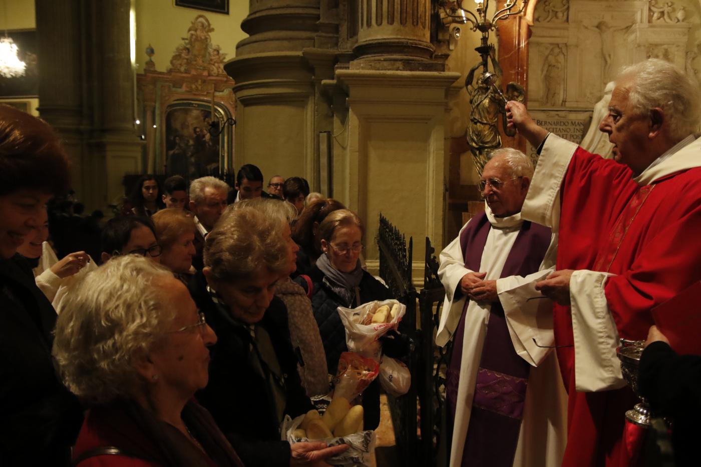 Bendición del pan tras la celebración Eucarística. AUTOR: S. FENOSA