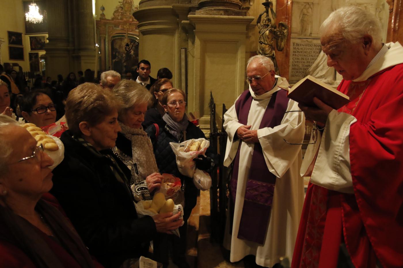 Bendición del pan tras la celebración Eucarística. AUTOR: S. FENOSA
