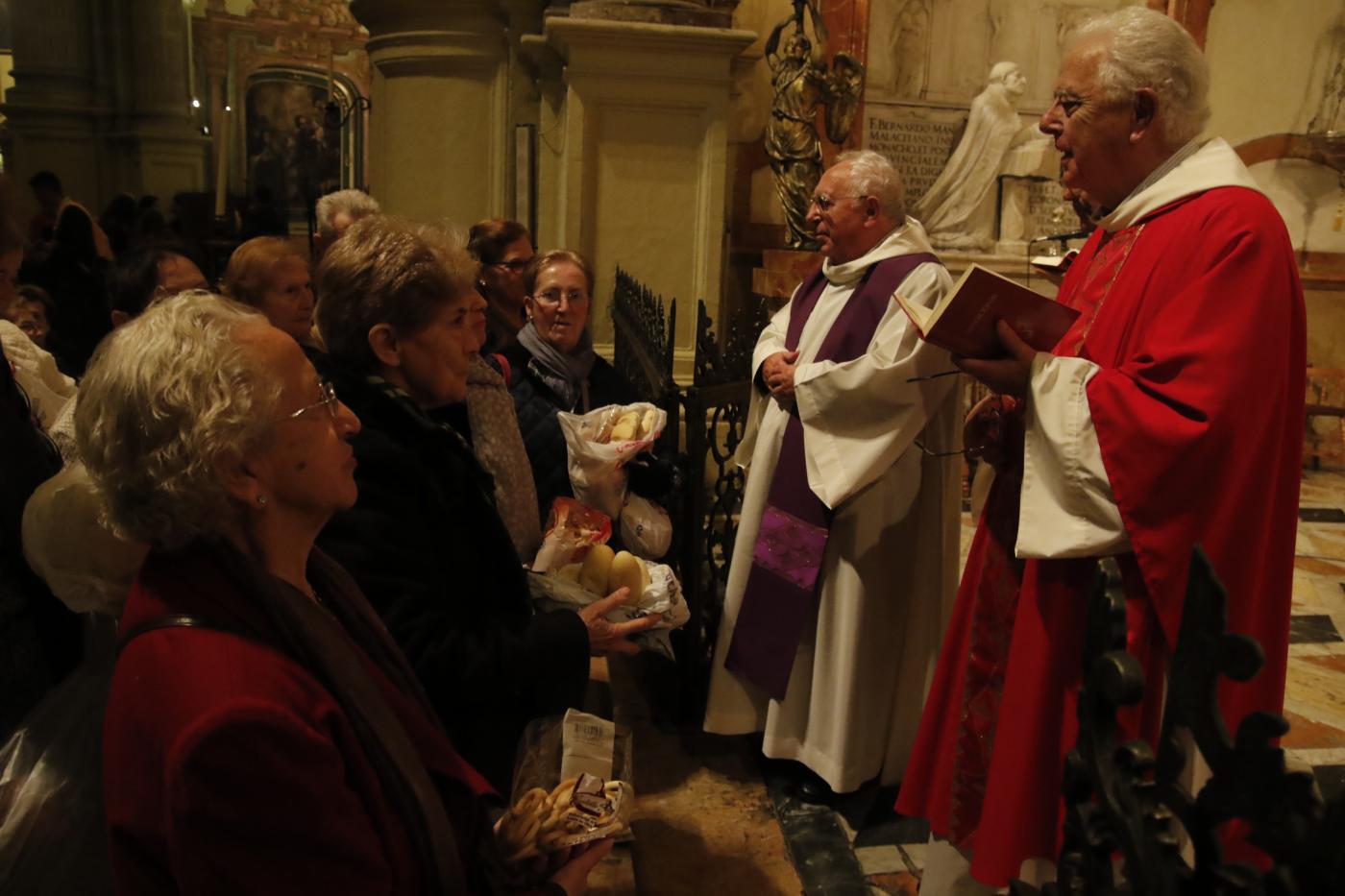 Bendición del pan tras la celebración Eucarística el año anterior. AUTOR: S. FENOSA