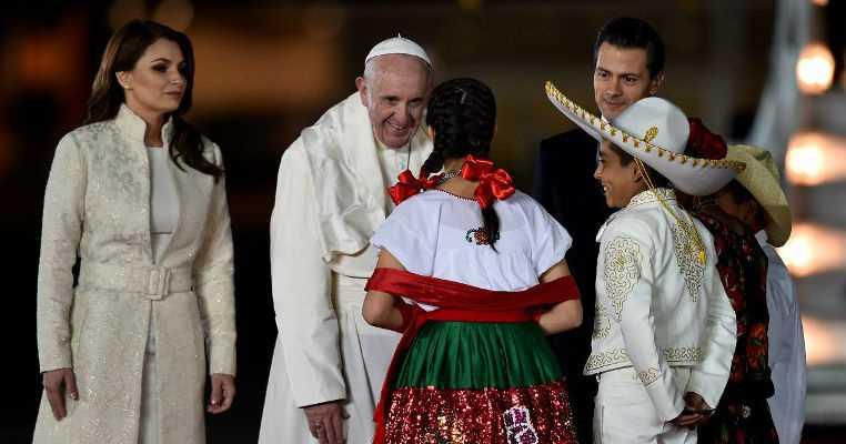 El papa Francisco junto al presidente mexicano, Enrique Peña Nieto y su esposa