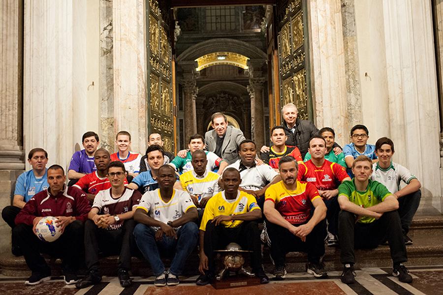 Los capitanes de los 16 equipos participantes en la Clericus Cup, ante la Puerta Santa