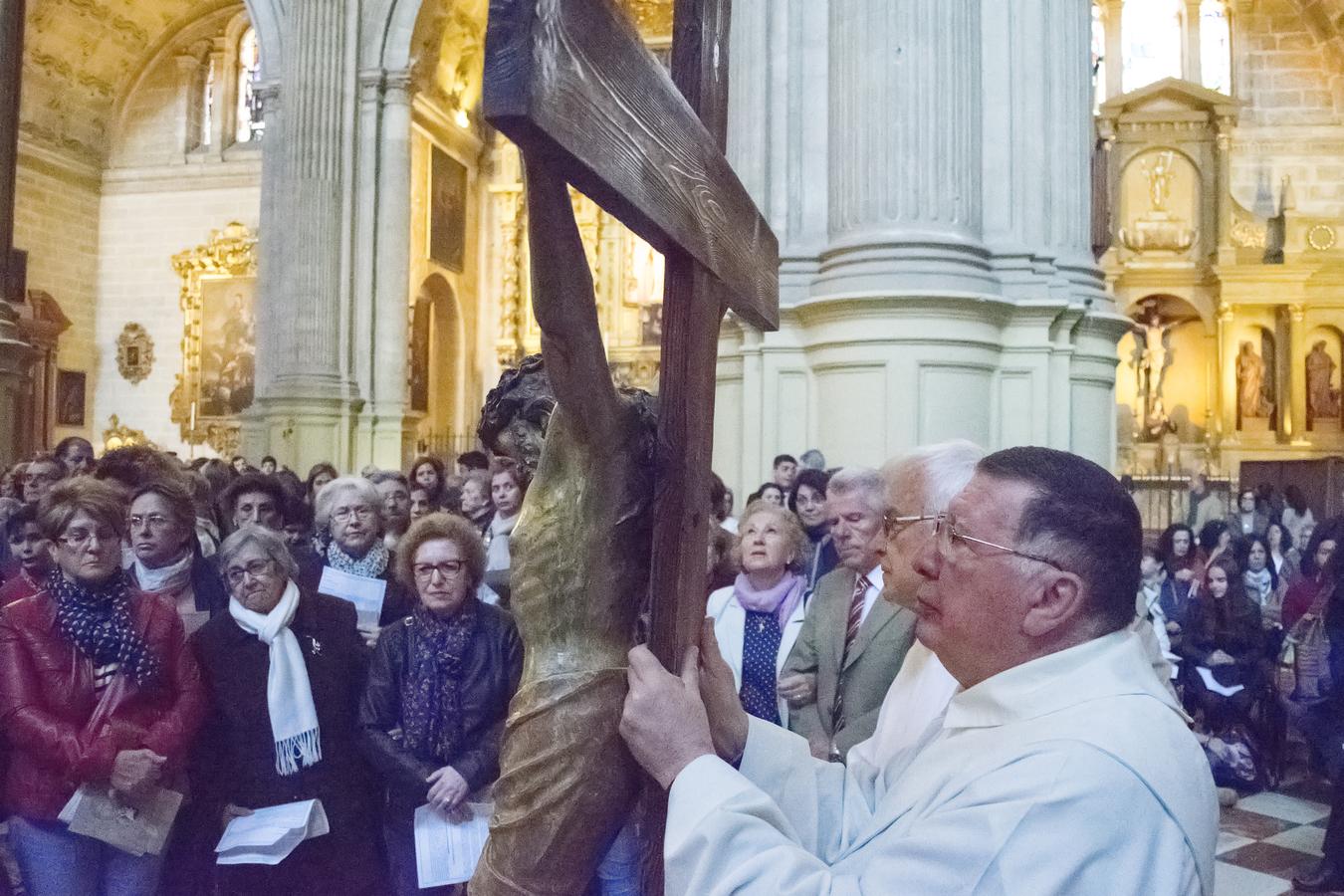 Oración en el interior de la Catedral. FOTO: A. SERRANO
