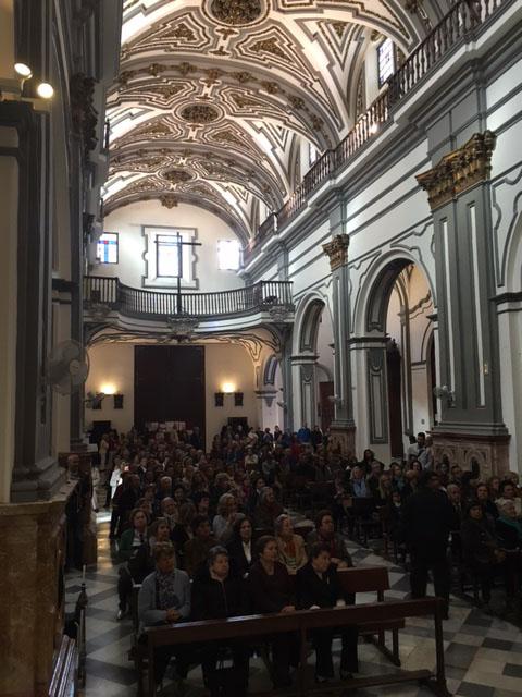 Fieles en la parroquia de San Juan