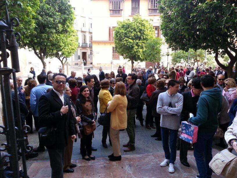 Fieles en la puerta de la Catedral