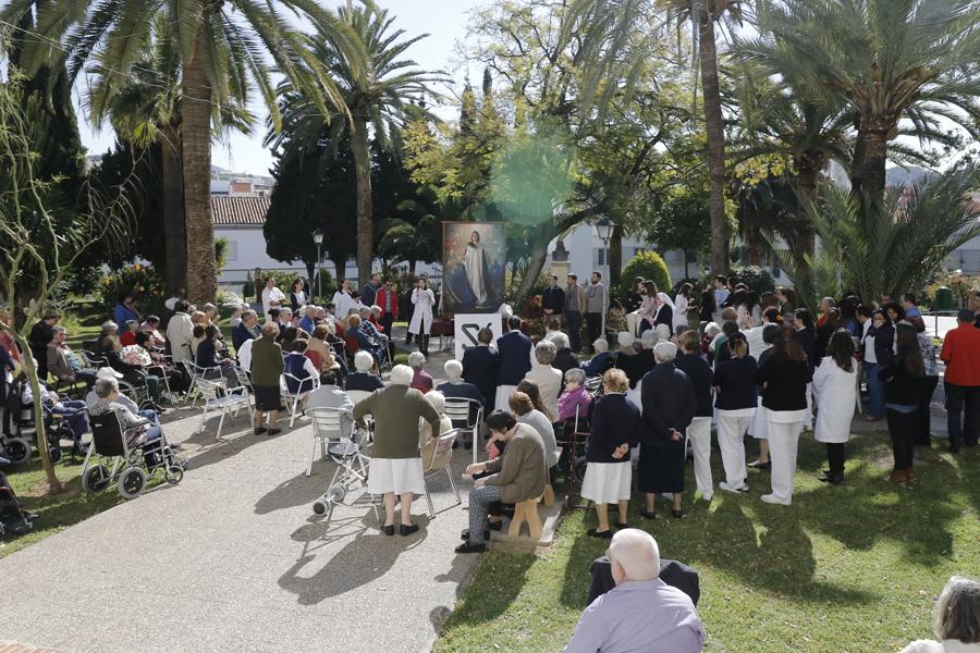 El Icono de la Inmaculada Joven llega a las Hospitalarias, portado por los alumnos de las Teresianas