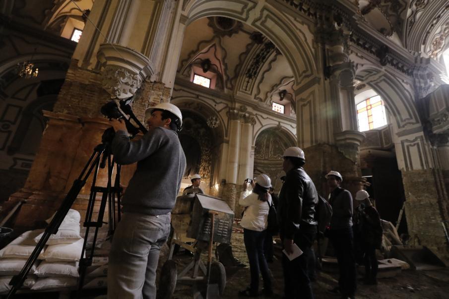 Medios durante la visita a Santiago Apóstol