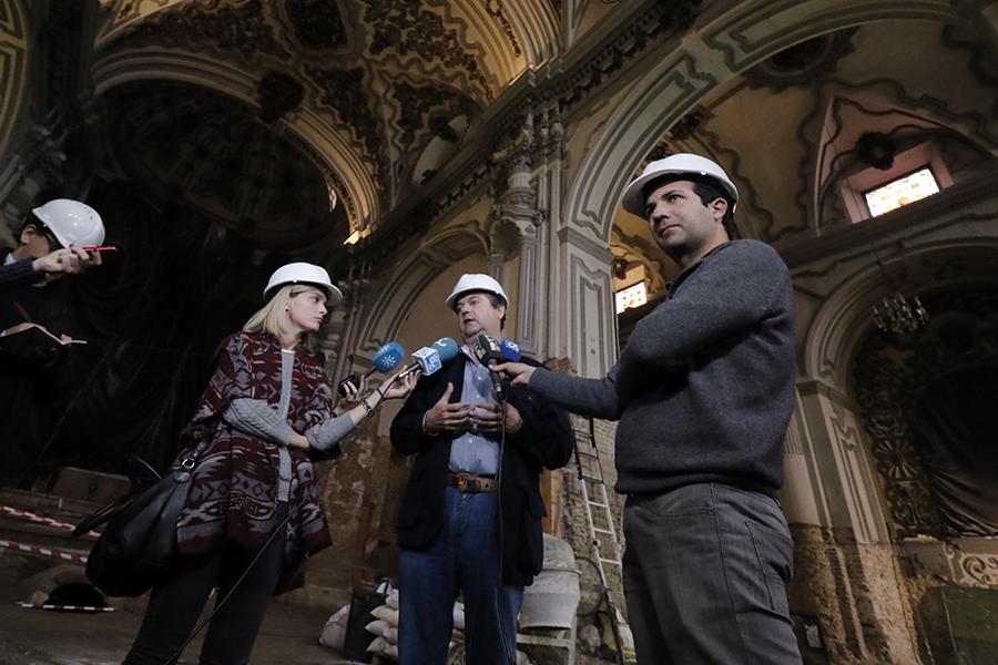 Medios durante la visita a Santiago Apóstol