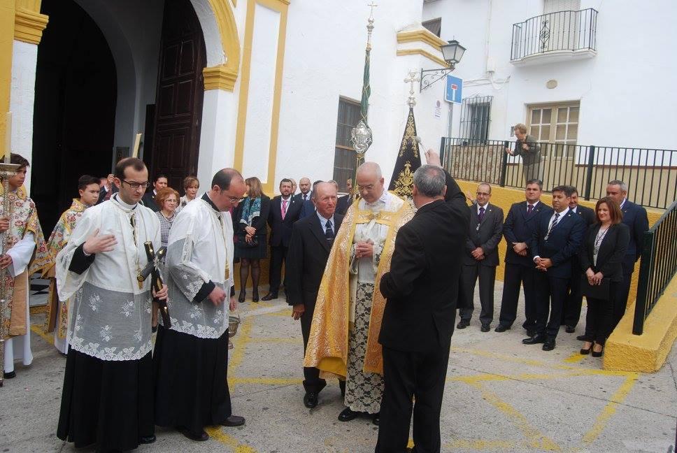Momento de la visita del Obispo a Almogía