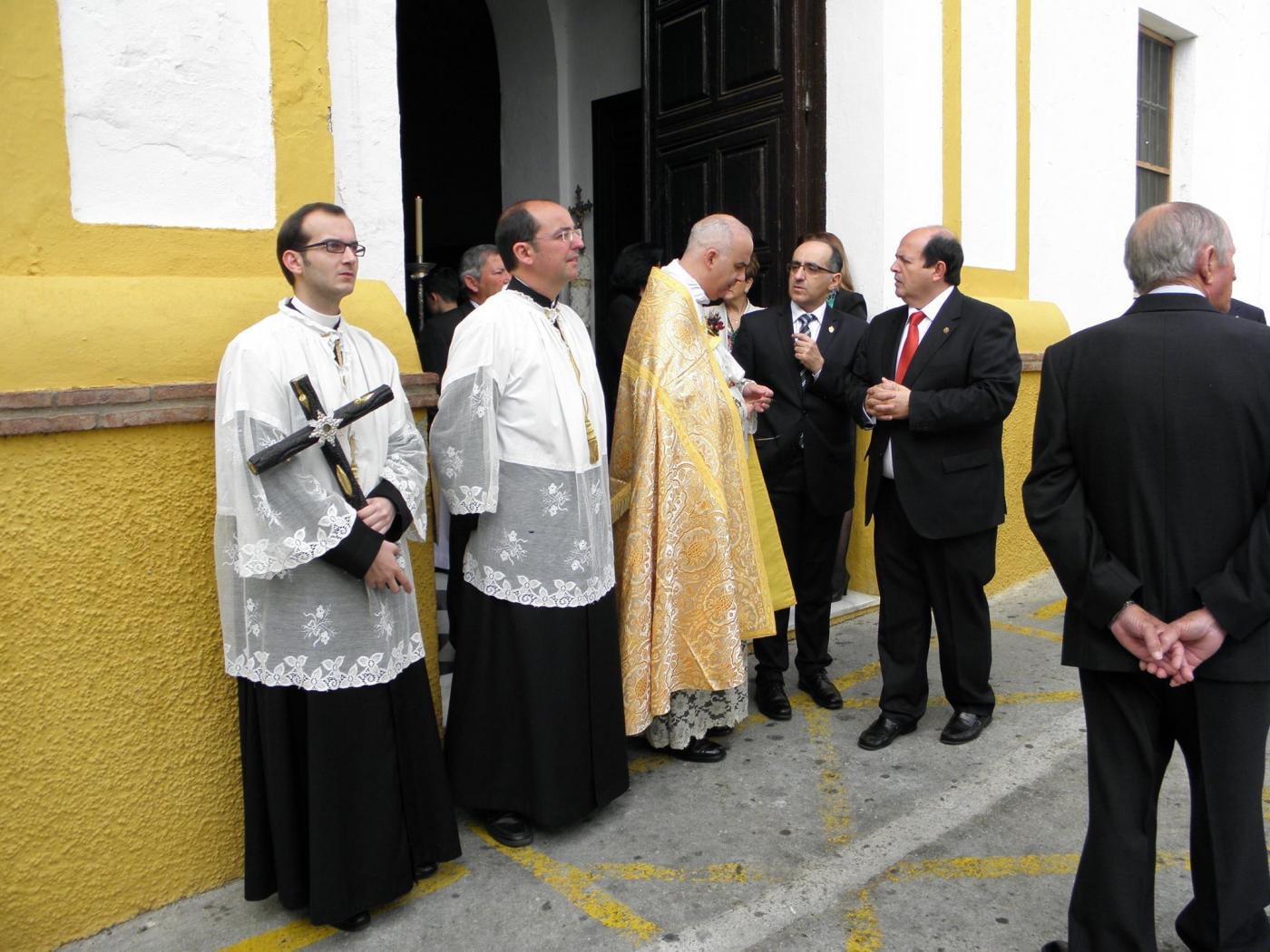 Momento de la visita del Obispo a Almogía