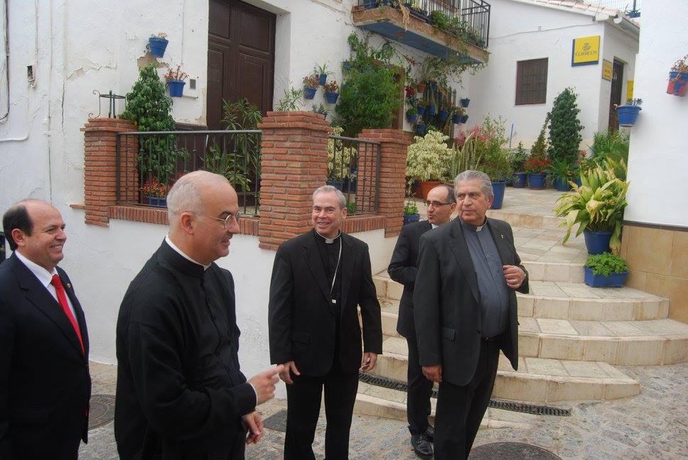 Momento de la visita del Obispo a Almogía