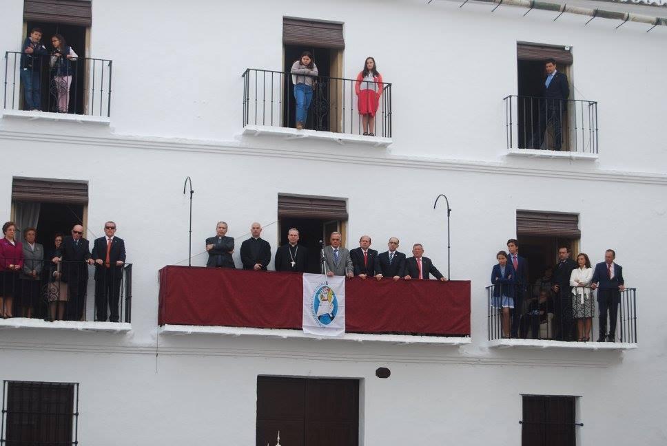 Momento de la visita del Obispo a Almogía