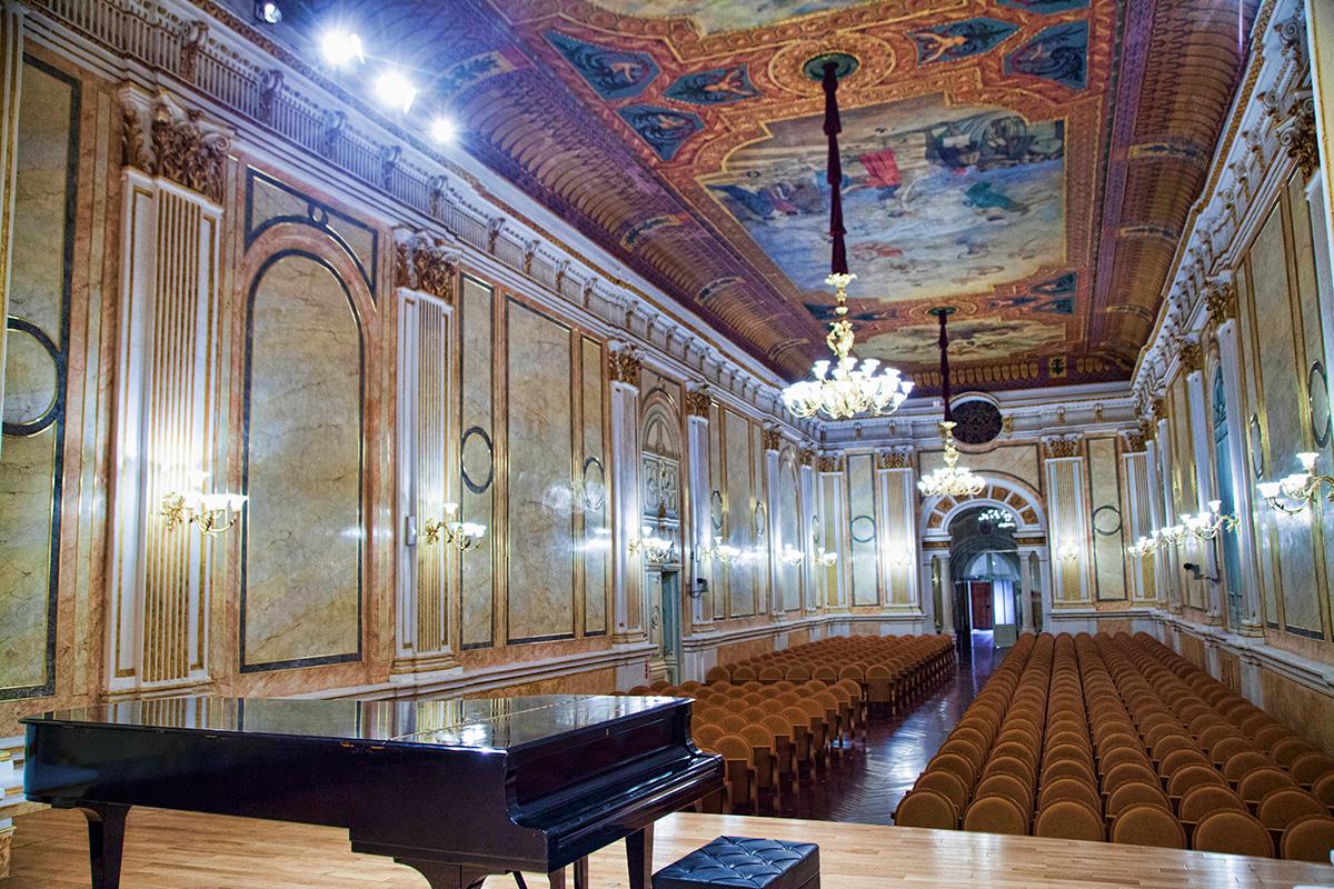 La sala "María Cristina" acoge una gala a beneficio de Cáritas