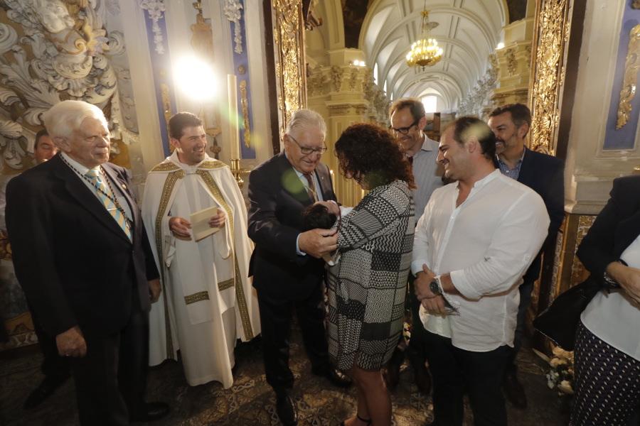 Entrega de la medalla de la patrona al miembro más joven de la familia de Cope