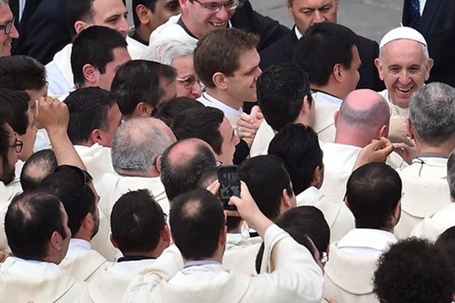 El papa saludando a los sacerdotes participantes en el jubileo. FOTO: Radio Vaticana