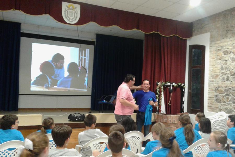 Marea azul en favor de Sri Lanka, en el Colegio El Monte