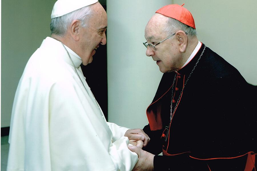 El cardenal Sebastián entrega sus memorias al Papa Francisco, en mayo de 2016