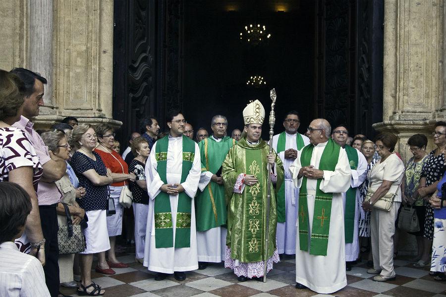 El arciprestazgo de San Cayetano atraviesa la Puerta Santa de la Catedral