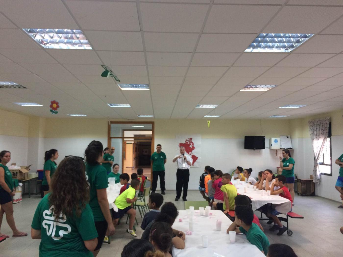 Visita del Sr. Obispo a las colonias urbanas de Cáritas Interparroquial de Melilla en San Agustín