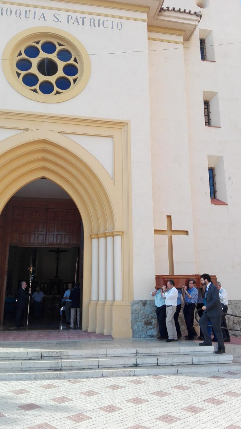Llegada del féretro al templo parroquial en la tarde del domingo