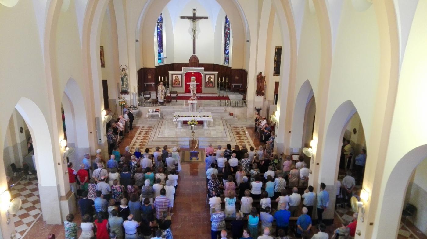 La parroquia se ha llenado de fieles en la tarde del domingo para despedir a D. Francisco Avecedo