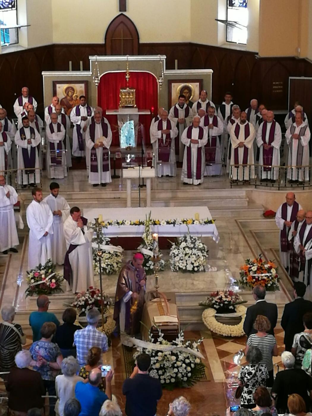 Momento de la Eucaristía córpore insepulto presidida por el Sr. Obispo. FOTO: J. I. TORRES