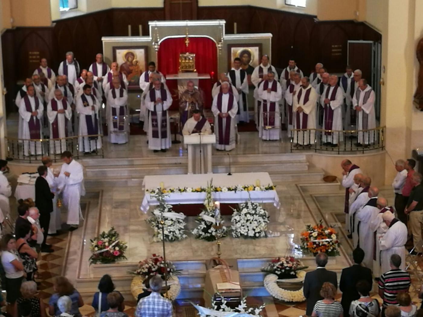 Momento de la Eucaristía córpore insepulto presidida por el Sr. Obispo. FOTO: J. I. TORRES