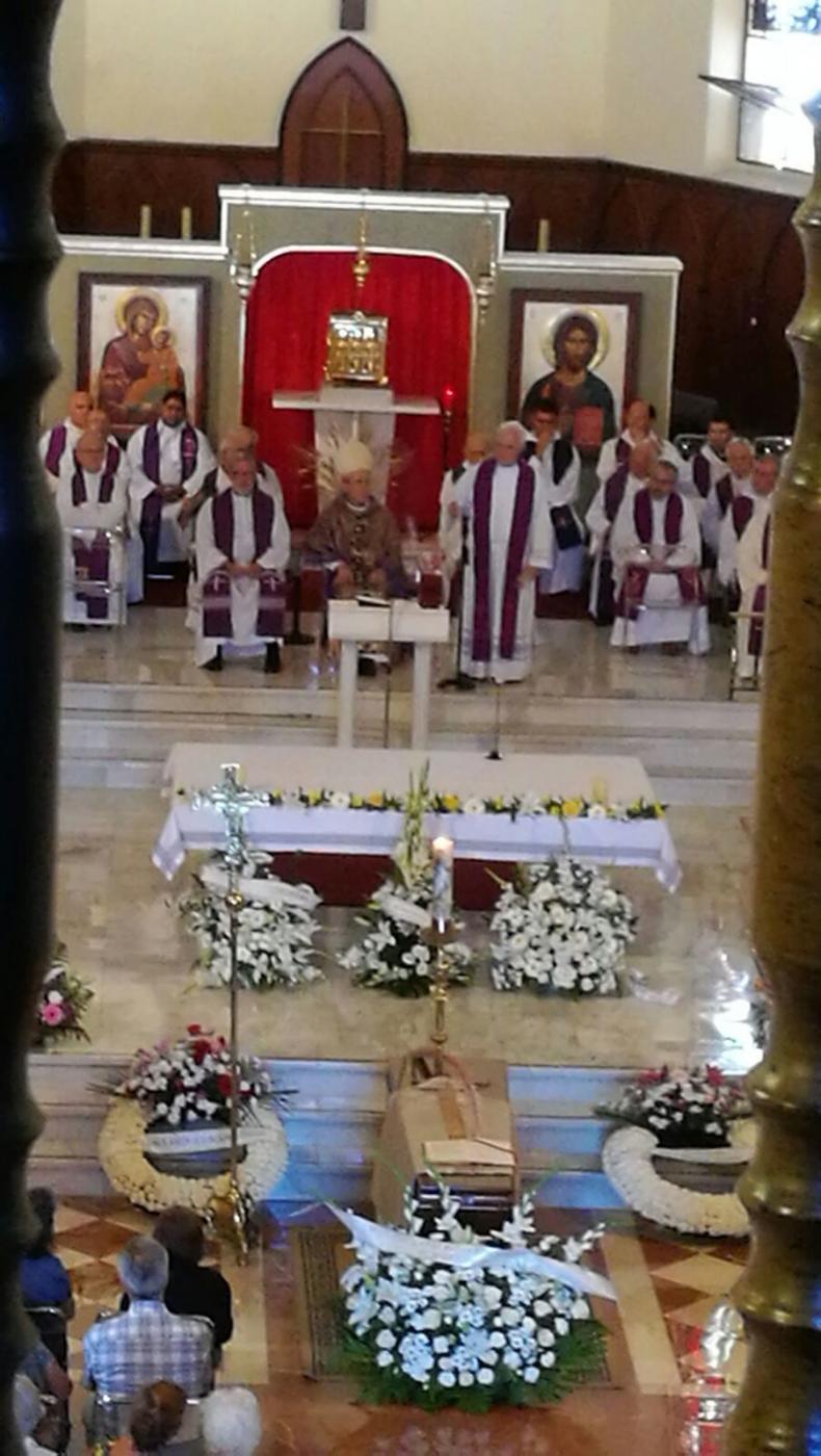 Momento de la Eucaristía córpore insepulto presidida por el Sr. Obispo. FOTO: J. I. TORRES