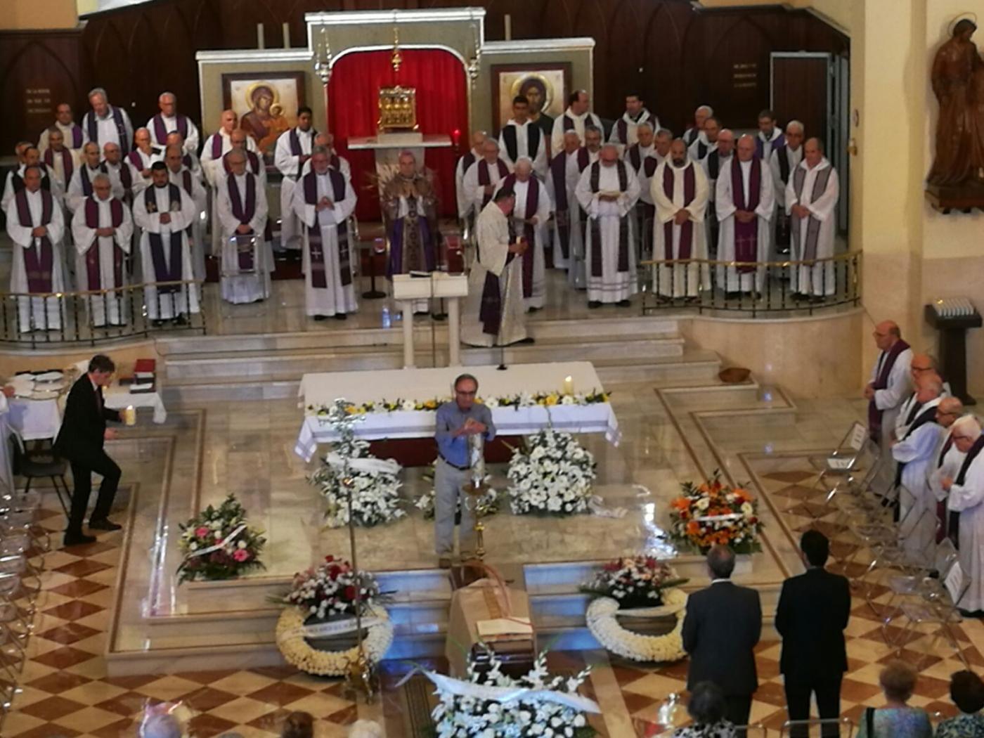 Momento de la Eucaristía córpore insepulto presidida por el Sr. Obispo. FOTO: J. I. TORRES