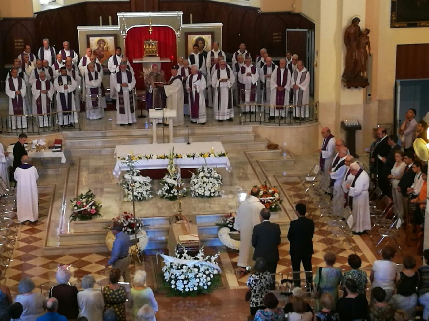 Momento de la Eucaristía córpore insepulto presidida por el Sr. Obispo. FOTO: J. I. TORRES