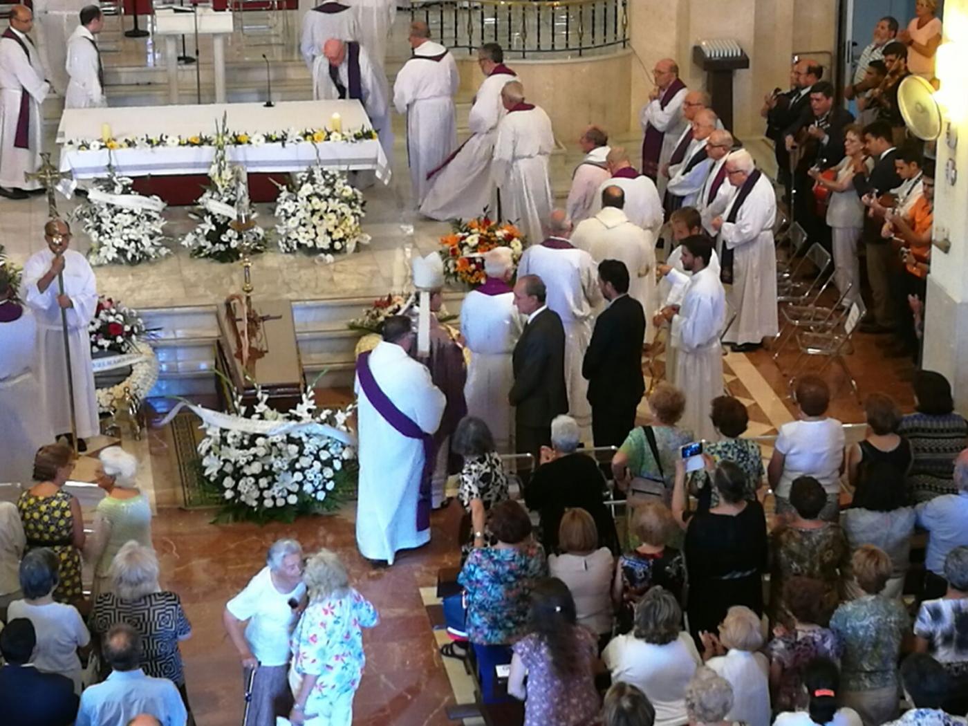 Momento de la Eucaristía córpore insepulto presidida por el Sr. Obispo. FOTO: J. I. TORRES