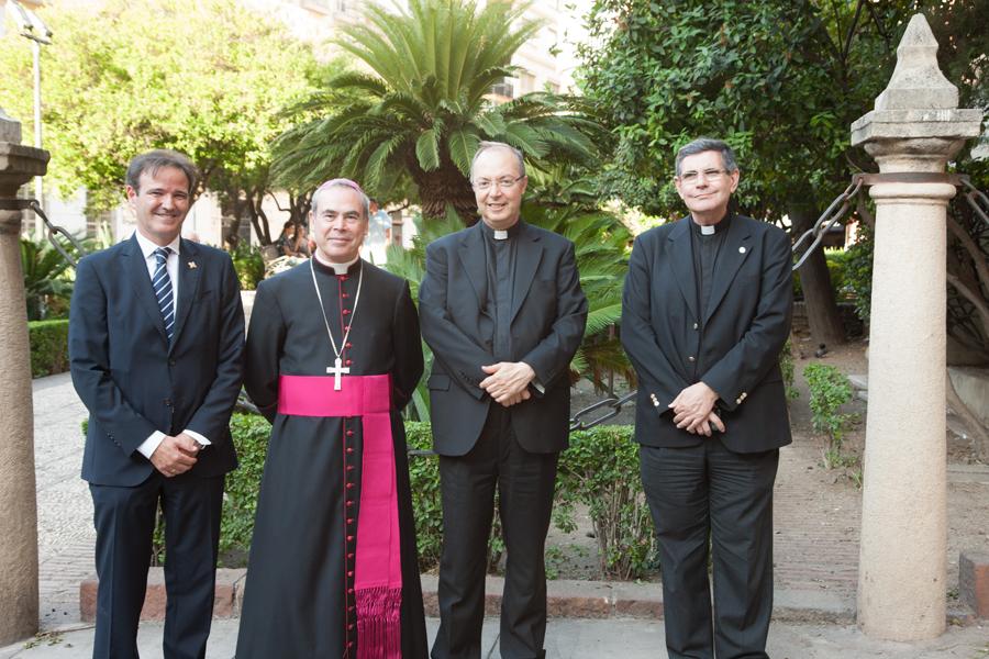 Mons. Frisina junto al Obispo de Málaga, el Vicepresidente de la Fundación Victoria y el presidente de la Agrupación de Hermandades y Cofradías de Málaga